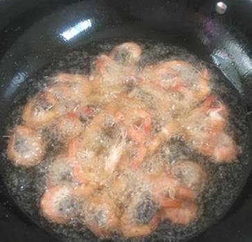  菜式|大虾别只会水煮了！大厨教你新菜式，茶香四溢，虾肉外脆里嫩