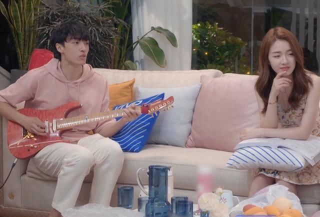  绪带在脸上|心动的信号：男二坐女一身边，不小心碰到男一琴，结果又是名场面