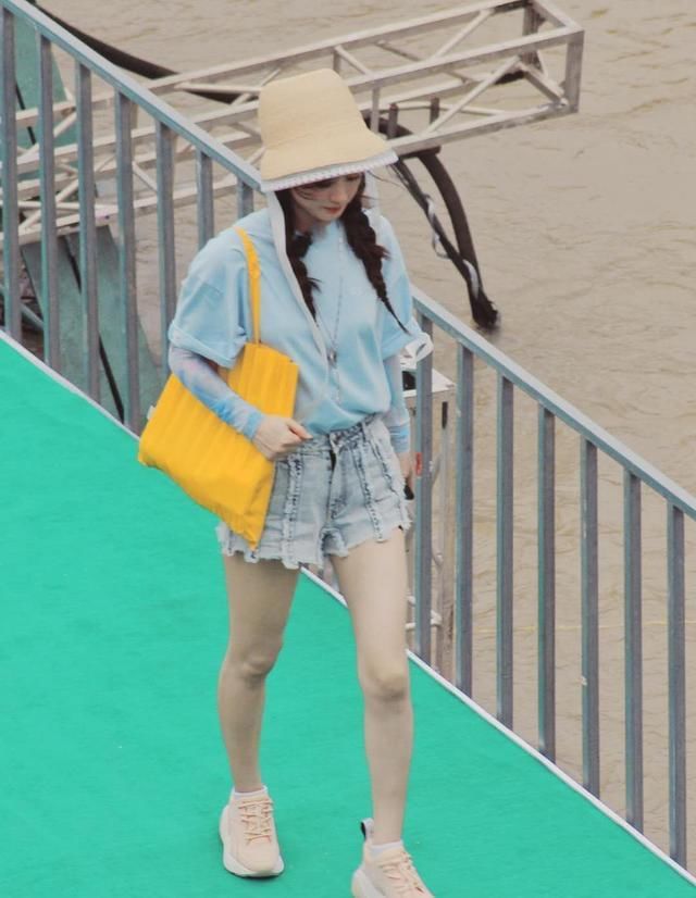  剧照|赵丽颖《中餐厅》宣传片剧照，波点上衣搭黑色皮裙，气质真好！