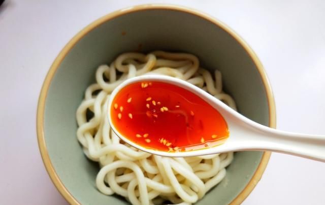  麻酱中|土豆粉里加点这个佐料，好吃到舔盘！孩子说他还可以再吃一碗