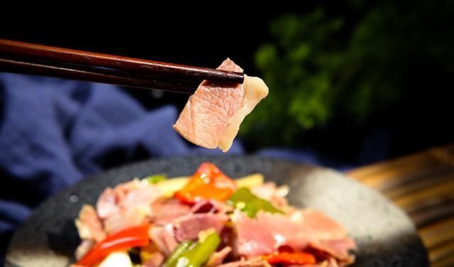 下锅|做青椒炒肉,别急着下锅,多这一步,炒出来的肉又鲜又嫩还入味