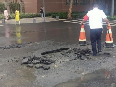 摆放|雨中路面出现三处破损，热心人及时摆放反光锥提醒车辆绕行