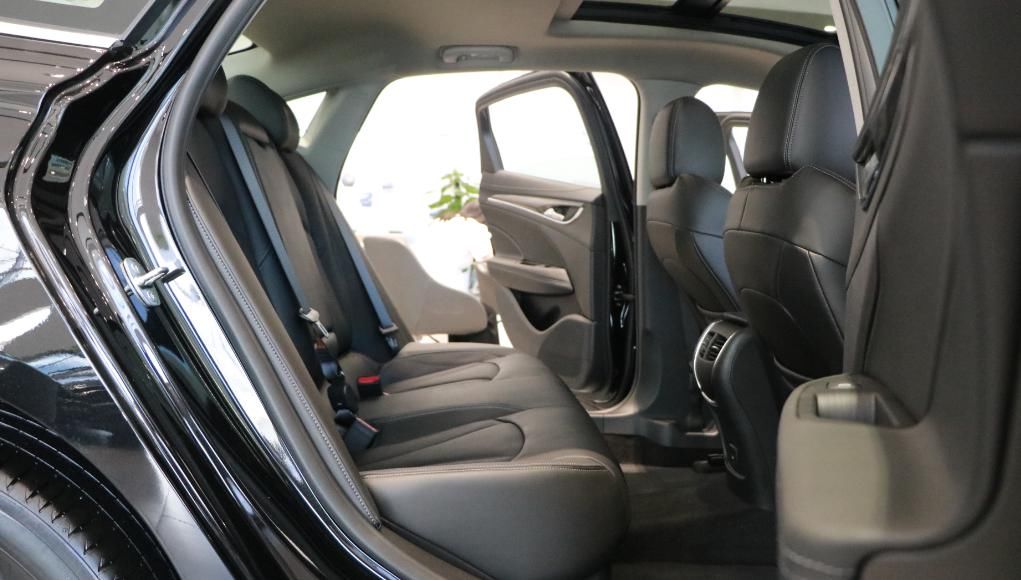 双层|车长超5米，双层隔音标配9AT，丐版全独悬重1.6吨，过弯从不飘