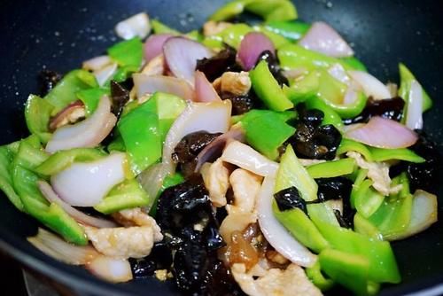 清爽|小炒肉不油腻更清爽的做法,试试加入紫洋葱,网友:这就是我的菜