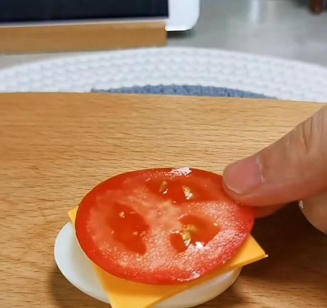  汉堡|一口一个鸡蛋小汉堡，不用面包也能做！
