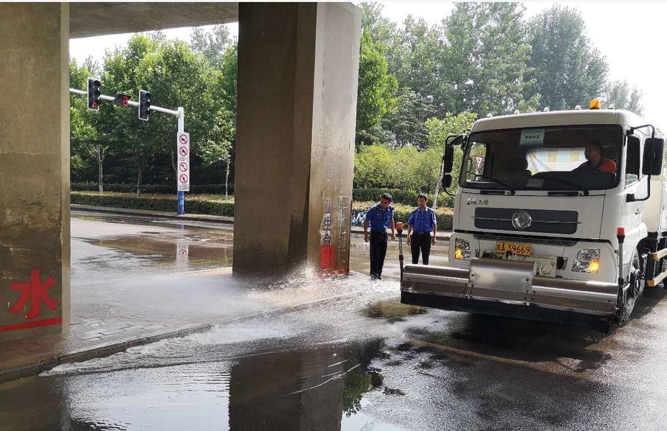  路面淤泥|南岗城管雨后忙清淤