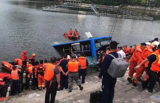  异常|贵州公交坠湖已致21人死亡：幸存者说：没有发现司机有异常