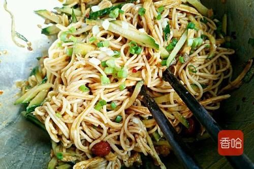  少许|鸡丝凉面怎么做？原来煮面和料汁都有讲究，做好了不油腻还减脂
