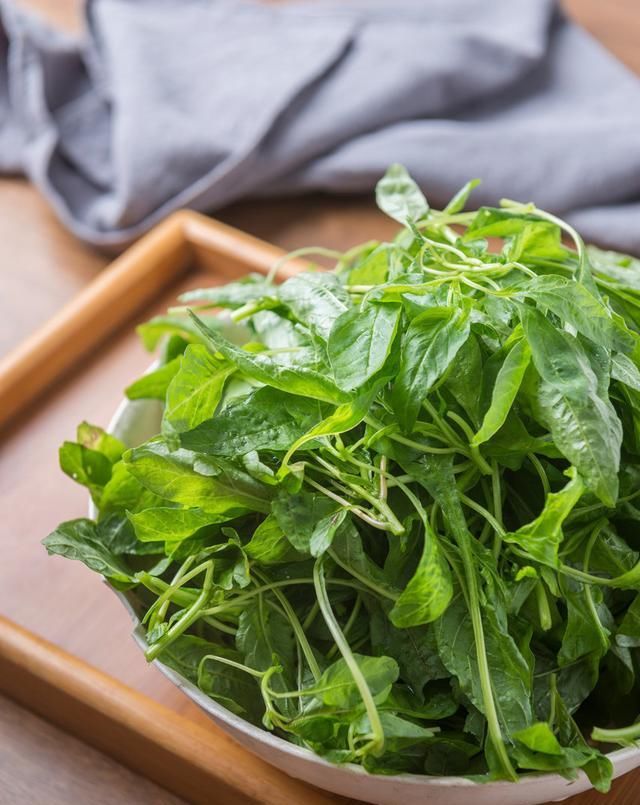  城市|农村喂猪都懒得割，城市却是一道美食，夏季凉拌能吃几碗白米饭