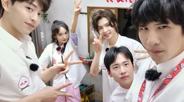  姐弟|《密逃》郭麒麟杨幂姐弟，公开比起腿长，镜头直拍时给观众整乐了