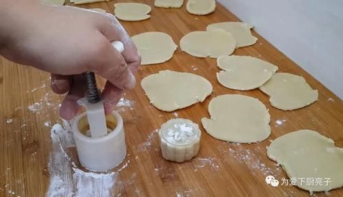 个个|中秋节月饼别买着吃了,锅里烙一烙,个个香酥又掉渣,没烤箱也能成功