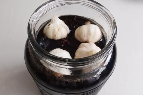  制作|奶奶腌30年的糖蒜秘方，制作简单吃着过瘾，放一年不蔫不坏还倍脆
