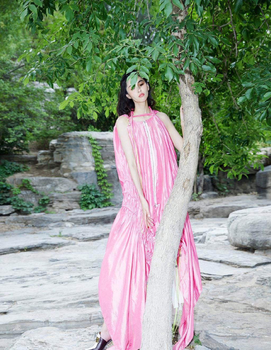 拼接|模特果然不一样，陈碧舸穿橙色拼接裙出镜，pose摆得太特别了