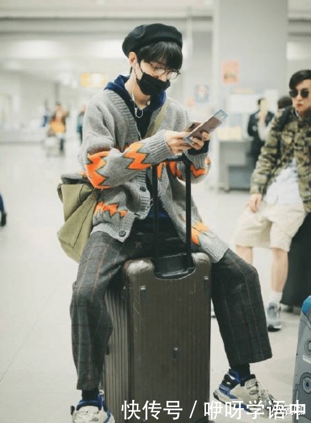 机场|肖战接受视频专访,穿黑白套装机场亮相,期待男神更多新作