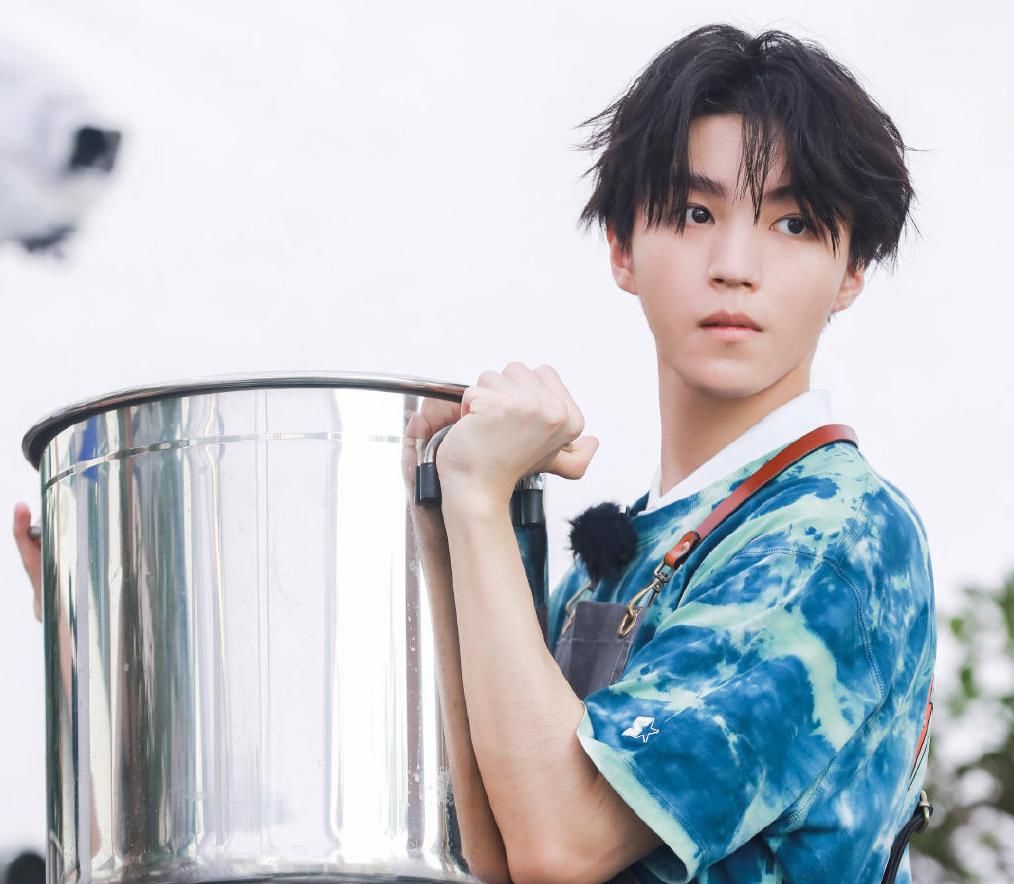  中餐厅|《中餐厅》口碑爆棚，为致敬一线人员，黄晓明带队做800份盒饭