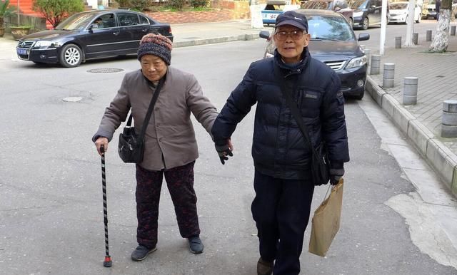 老伴儿|“爸，你老糊涂了，财产给二婚老伴儿不给我们？”老人：我很清醒