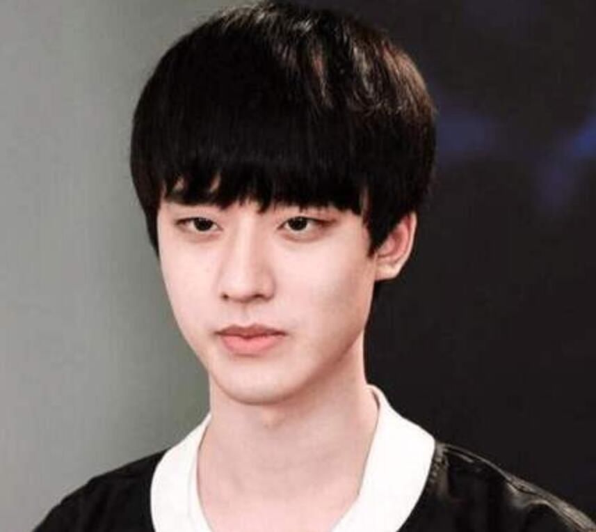  老婆|大舅子晒出夫妻近照，老婆身材世间罕见，糖小幽彻底输了