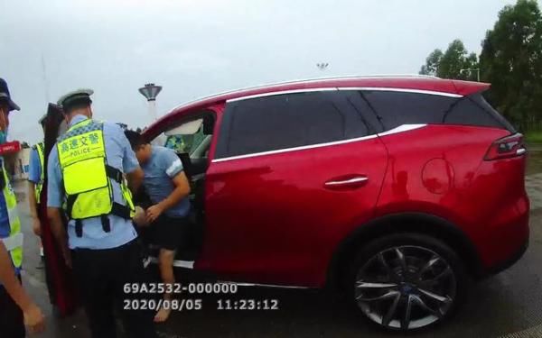  慌忙|男子穿拖鞋开车高速遇查，慌忙换鞋中一脚油门差点撞民警