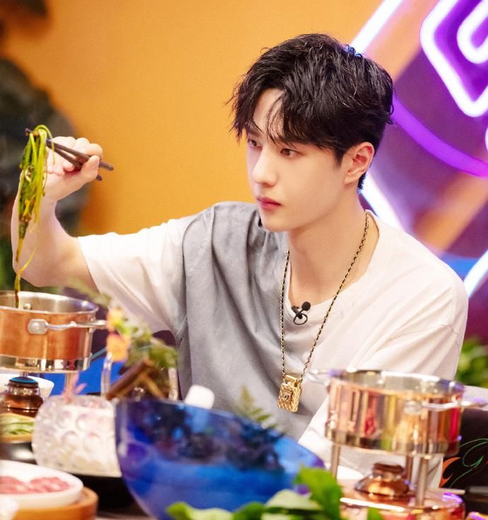 王一博|这就是街舞一起火锅吧:王一博吃毛肚忘记涮了,给王嘉尔安利糖蒜