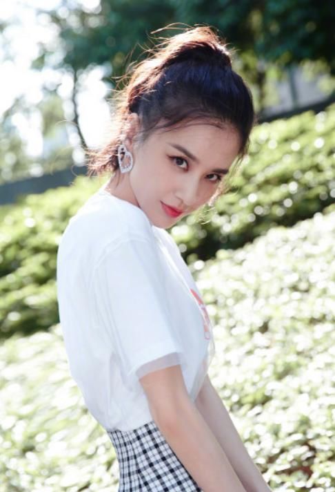  黄圣依|黄圣依为了显腿长，把裙子剪短三分之二，看到效果：这谁扛得住？