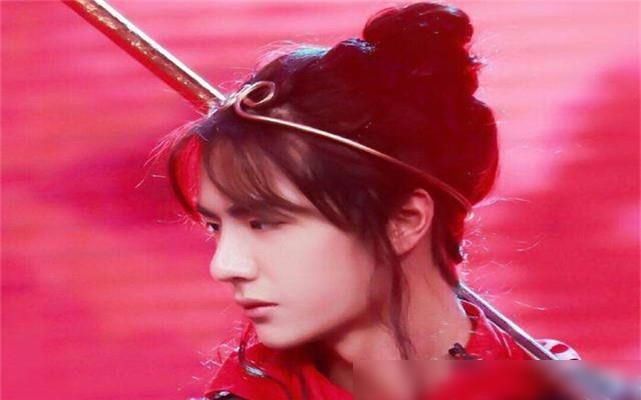 打游戏|假如这是一支电竞队伍,上单鹿晗、中单吴磊、打野王一博