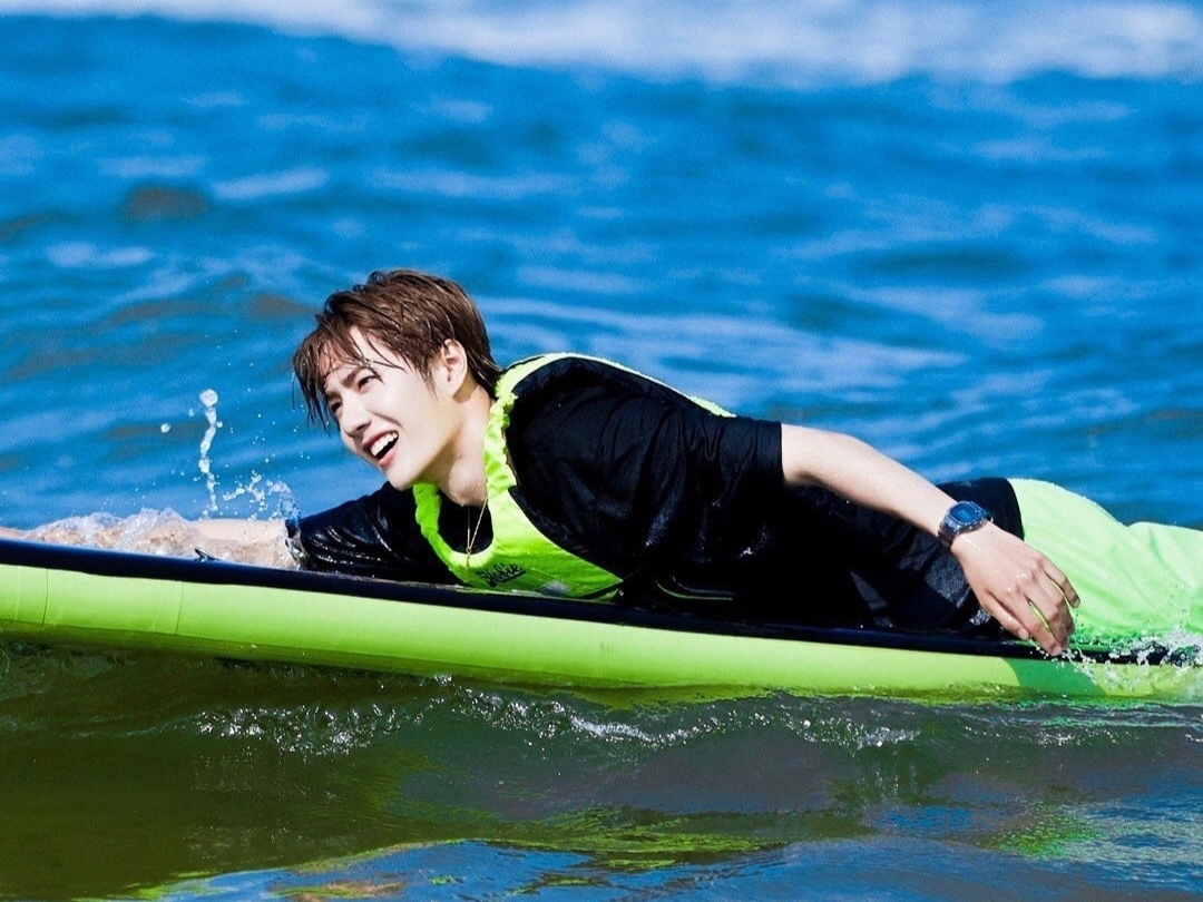 路透图中|《夏日冲浪店》官宣,王一博黄明昊同戴帽,一套衣服分着穿