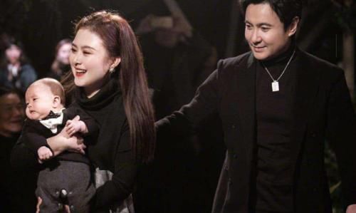 表情|沈腾夜会美女登热搜榜首,杨超越无辜躺枪:大哭表情“抢镜”