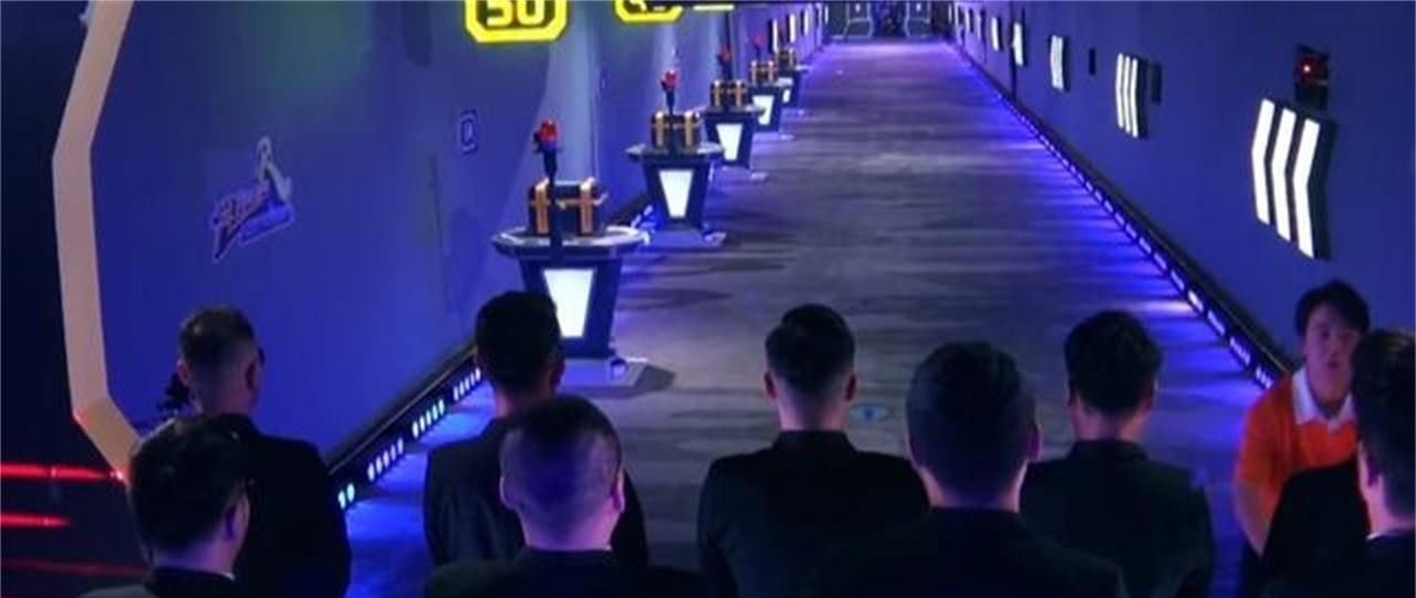  奔跑|郭麒麟主动握手黑衣人，引发全场爆笑，《奔跑吧》节目综艺感满分