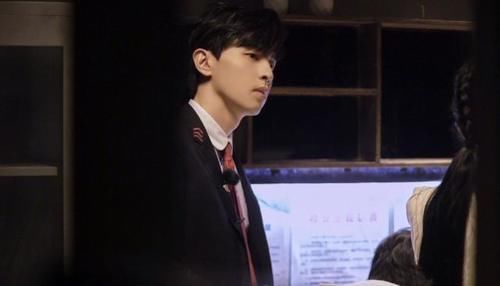  心疼|杨幂好惨！节目中惨遭邓伦拖行一米远，网友笑称不知该心疼谁