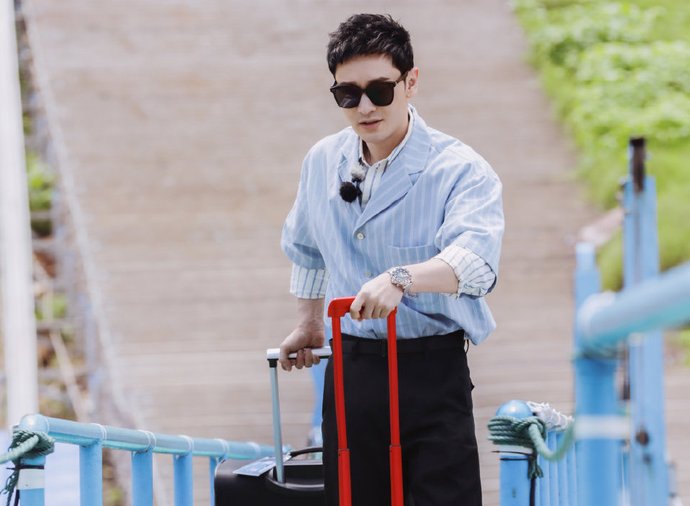  脱妆|《中餐厅》黄晓明来回10趟搬行李，累到脸肿脱妆，节目组过分了