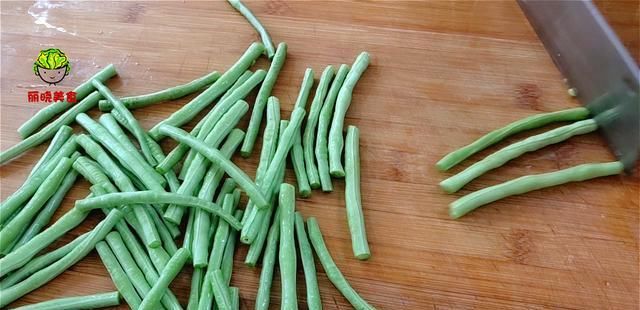  家常|最近网红豆角家常做法火了，3斤都不够吃，不炒也不炖比吃肉还香