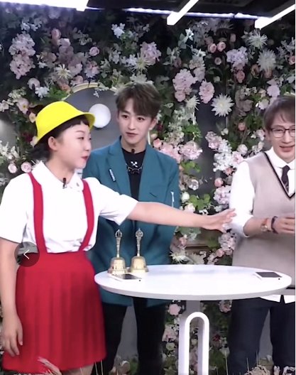  一旁|何洛洛直播翻车！自曝使用盗版软件沾沾自喜，一旁刘谦赶忙圆场