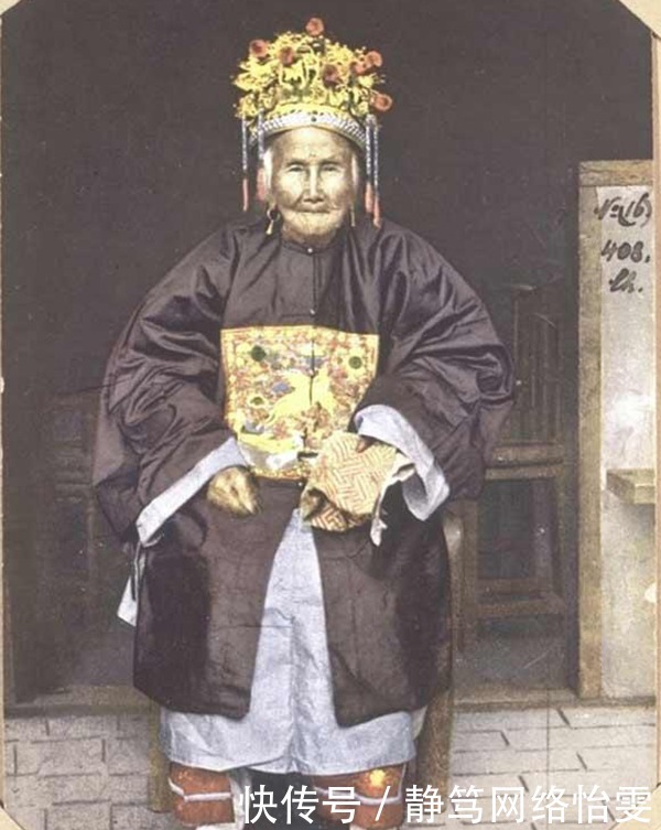 夫人|罕见老照片:穿官服的晚清诰命夫人,霸气十足,网友却感觉瘆人