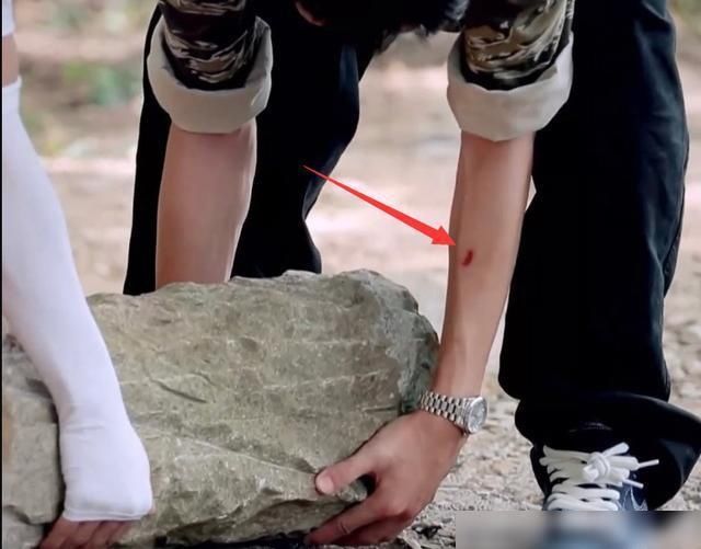  伤口|王一博处理伤口，使坏偷袭女导演被凶后秒怂，全身湿透喊冷直发抖