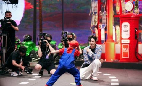  单膝|王一博镜子蹲出圈！看小朋友跳舞王一博直接单膝跪地，细节好评