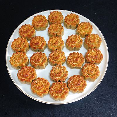 莲花|#入秋滋补正当时#榄仁豆沙莲花月