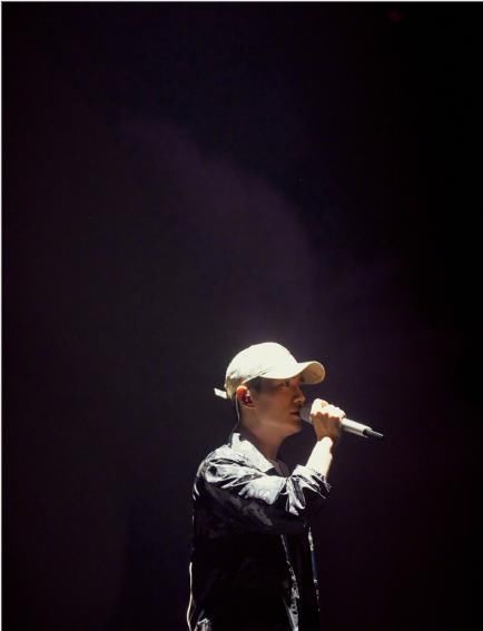  蔡徐坤|蔡徐坤和朱一龙两组风格迥异的舞台，你们更喜欢谁的呢？