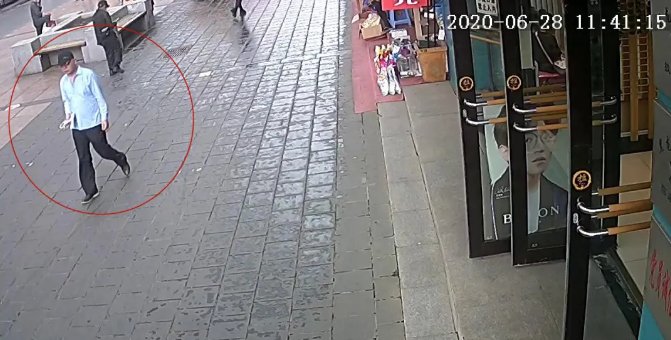  剃成|长发剃成光头？ 男子乔装改扮还是被民警火眼金睛识破