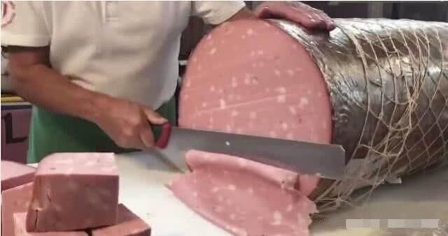 康师傅|康师傅一年用一头牛,这家汉堡店一年用一根火腿肠,网友:更抠门