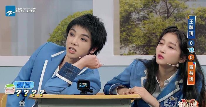 关晓彤跟|关晓彤笑场《王牌对王牌》与郑爽对唱时憋笑,被吐槽不礼貌