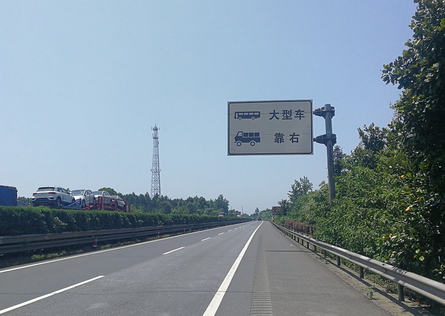  货车|大货车长时间占用快速车道、违法变道...小车遭殃了，前车之鉴！| 百日行动