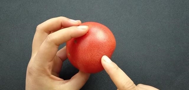  多汁|买西红柿要挑选“母”的，顶部看一眼就能辨出，沙甜又多汁