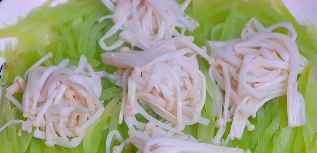 金针菇|大厨教你莴笋金针菇做法,越吃越上瘾,简单清淡,适合家常