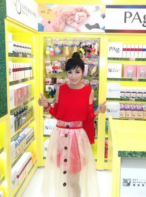  搭配|62岁苗侨伟帅气不减，白T恤+蓝西装精神抖擞，衬的65岁米雪真娇嫩