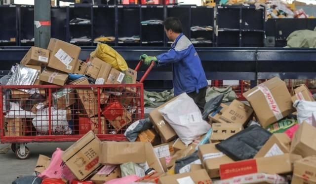  安检|中通快递用假人当安检员？快递产业安检问题存疏漏，公共安全事件频发