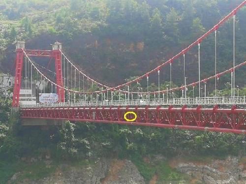  老汉|女儿深夜报警老汉要跳桥 警察赶到只见几件衣物……