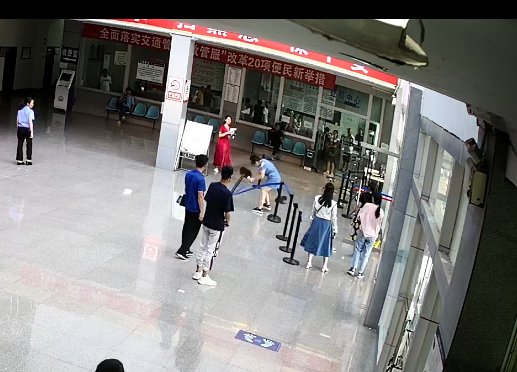 执法人员|非法给无牌电动车安装遮阳伞，双胞胎姐妹阻碍交警执法被拘留