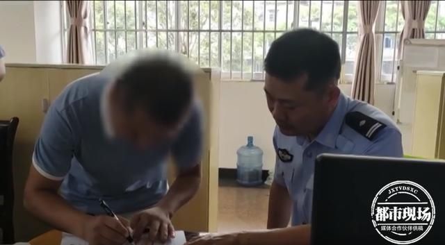  危险|太危险了！2个孩子坐在车顶，父亲竟全然不知