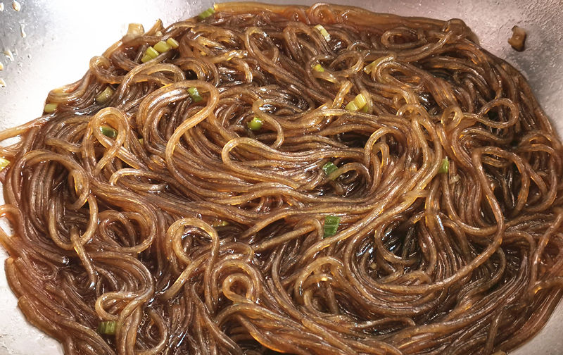  多特|立秋后就馋豆角做的这面食，暄软馅多特香，出锅儿子连吃5个！