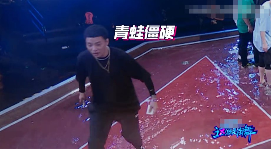  王一博|《这街》导演被骂！水舞台不安全吃动作，王一博嘉尔都忍不住吐槽
